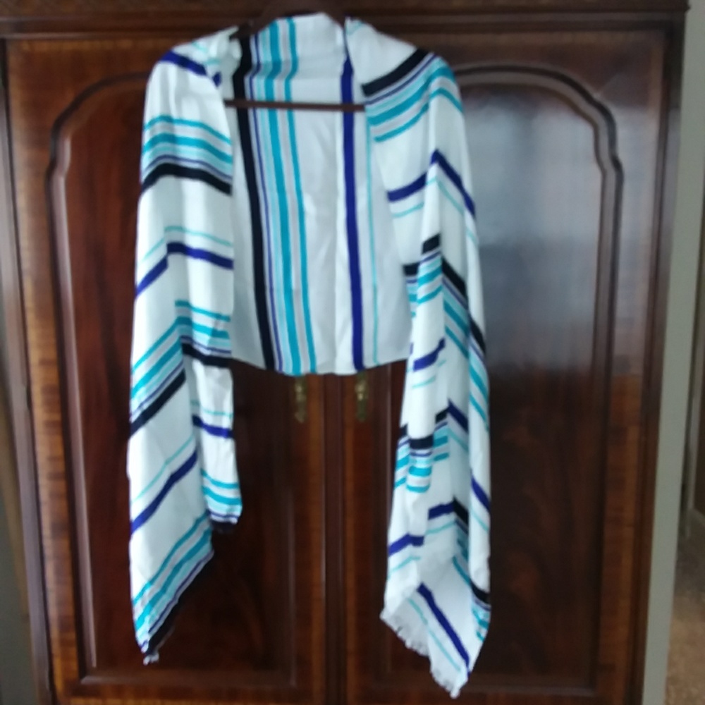 NWOT wrap in multi blues on white background